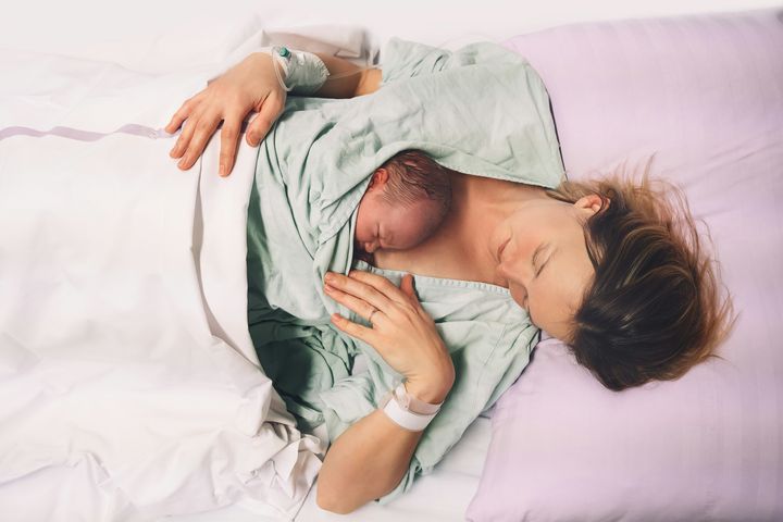 mamma med bebis på magen