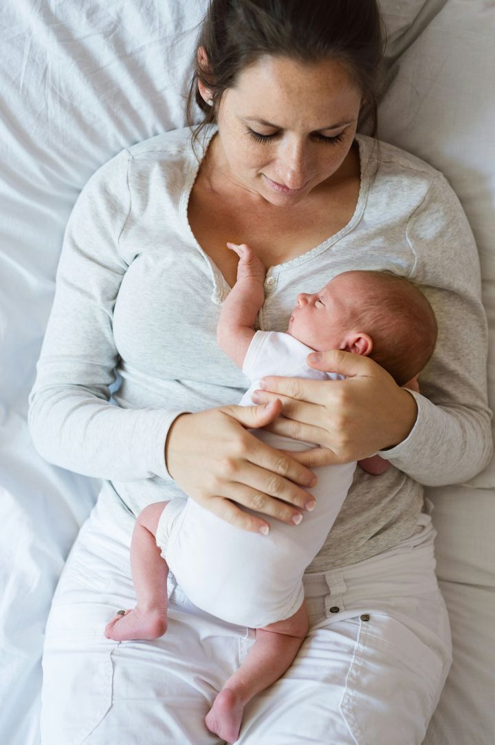 Mamma med bebis på magen