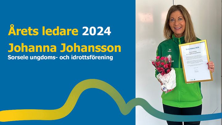 En kvinna i grön jacka håller ett diplom och en blombukett. Text: "Årets ledare 2024, Johanna Johansson, Sorsele ungdoms- och idrottsförening".