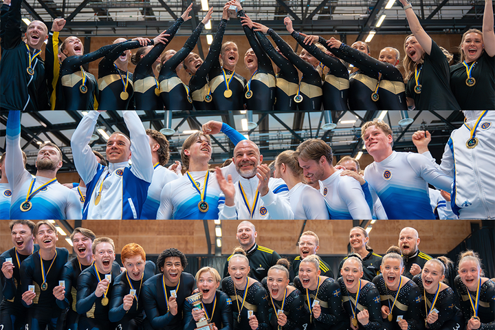 En grupp personer firar med medaljer på en gymnastiktävling.