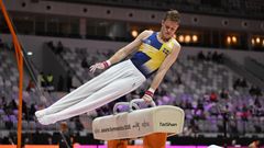 Gymnast utför en övning på bygelhäst under en tävling.