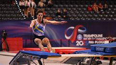 En man utför en trampolinhopp på en internationell gymnastiktävling.