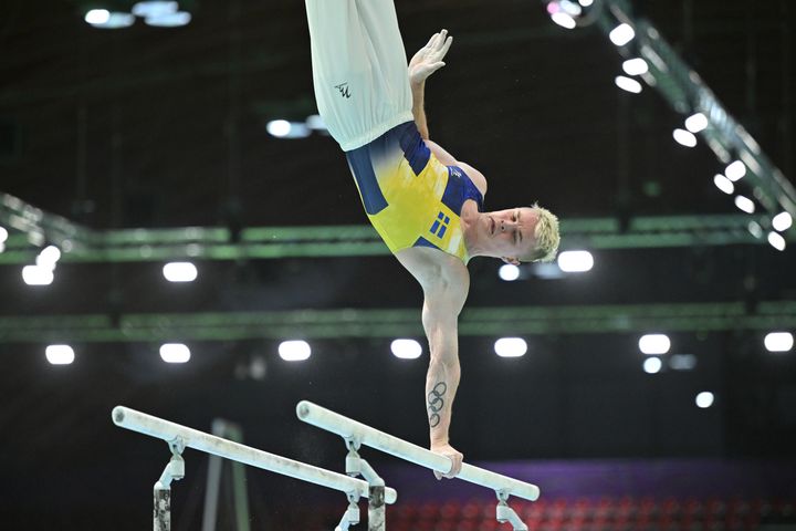 Gymnast i Sverigekläder kör barr.