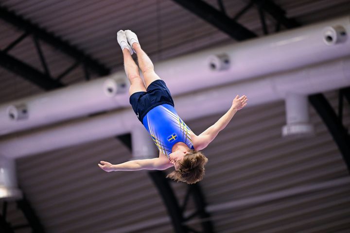 Oskar Thelander flyger högt i U21-kvalet.