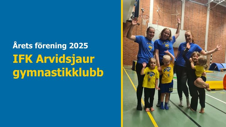 Fem personer, tre vuxna och två barn, poserar glada i en gymnastiksal.