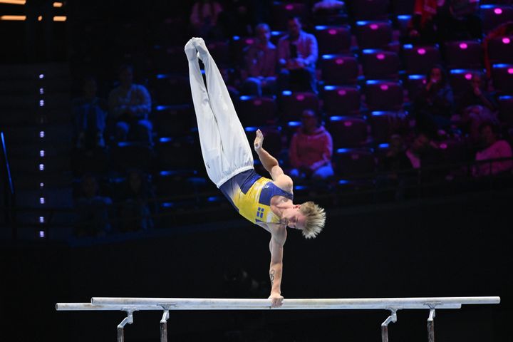 Manlig gymnast i barr