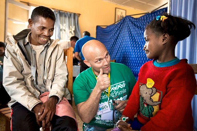 Jonas Wanbro, narkosläkare från Västerås och en av Operation Smiles fantastiska volontärer, gör tummen upp: Jodå, Clara, 10 år, är frisk nog för en operation! Pappa Dédé strålar av glädje och lättnad. Foto: Zute Lightfoot