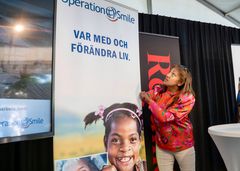Maya Jakobsson, chef program & partnerskap Operation Smile Sverige, på plats på scen i Almedalen sommaren 2022.