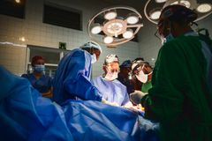 Jonas Löfstrand, mikrokirurg Sahlgrenska, är en av Operation Smiles svenska volontärer som regelbundet åker till Rwanda för att utbilda både praktiskt och teoretiskt. Foto: Jörgen Hildebrandt