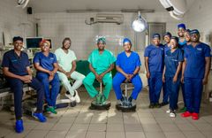 Mitten: Rwandas två första plastikkirurger Vänster: De tre som utbildades i Operation Smiles projekt och tog examen i december 2022. Höger: Den kull som blev nästa att gå specialstutbildningen och är klara 2025/2026. Foto: Jörgen Hildebrandt