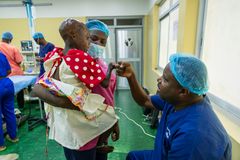 Usanase, 6 år, är ett av de barn som nu kan få nödvändiga operationer tack vare Operation Smiles utbildning av plastikkirurger i Rwanda. Foto: Jörgen Hildebrandt