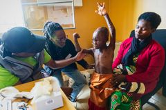 Usanases kropp är svårt brännskadad och hon behöver en lång rad operationer för att få ett drägligt liv. Här undersöks hon av en av Rwandas fem plastikkirurger, professor Faustin Ntirenganya. Foto: Jörgen Hildebrandt