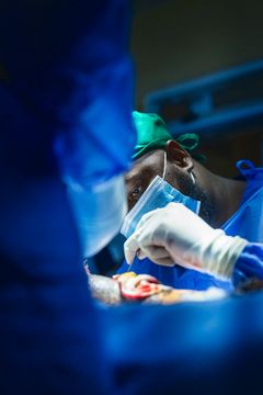 Clovis Baramburiye från Burundi blir sitt lands allra första plastikkirurg när han tar sin examen! Foto: Jörgen Hildebrandt