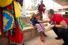 Rickard Sjöberg mötte många små patienter när han följde med Operation Smile till Rwanda för att med egna ögon följa utbildningen av plastikkirurger i landet.