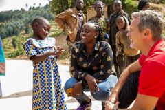 Efter fem timmars bilresa kom Rickard fram till Valentine i norra Rwanda, som ett år tidigare fått en operation för sin läppspalt. Nu går hon i skolan – och har fått en bästis!