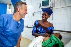 Rickard Sjöberg från Svenska Postkodlotteriet tillsammans med Kenny och hans mamma Dorcus efter operationen. Kigali, Rwanda.