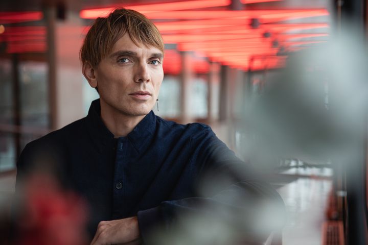 Man tittar in i kameran.