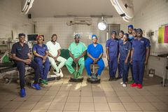 Mitten: Rwandas två första plastikkirurger. Vä: Tre plastikkirurger tog examen 2022, som första kull i Operation Smiles ST-utbildning. Hö: Delar av nuvarande kull; år 2028 kommer Rwanda ha 17 plastikkirurger!