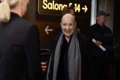 Äldre kvinna ler mot kameran.