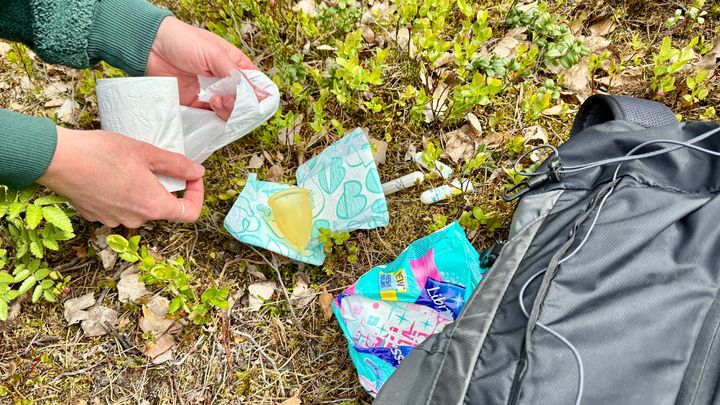 Bindor%2C%20menskopp%20och%20tamponger%20vid%20en%20ryggs%E4ck%20i%20naturen