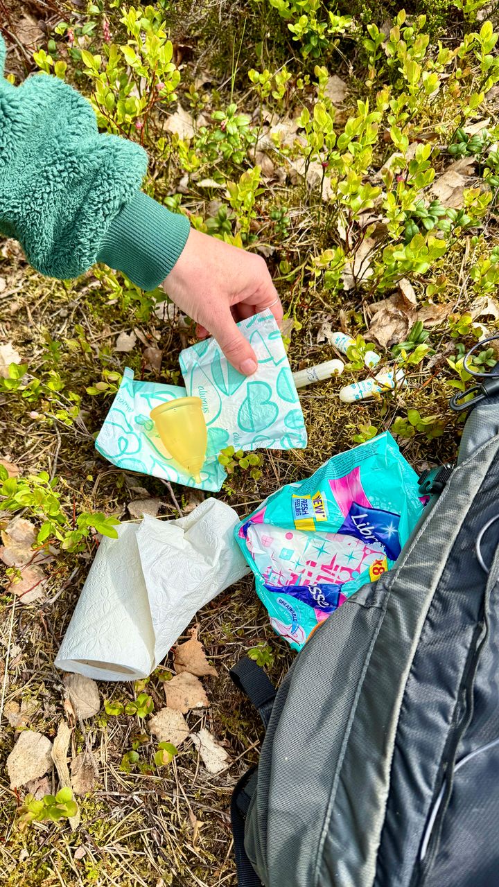 Bindor%2C%20menskopp%20och%20tamponger%20vid%20en%20ryggs%E4ck%20i%20naturen