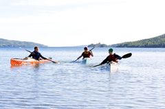 Tre personer i kajak