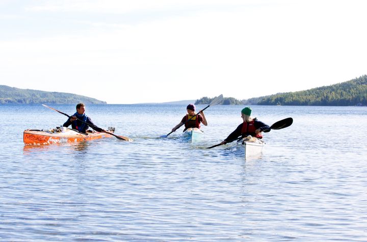 Tre personer i kajak