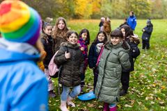 Barn på väg på friluftsdag.