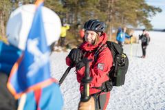 Personer som åker långfärdsskridsko i vinterlandskap