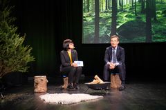 Statsminister Ulf Kristersson på scen tillsammans med Friluftsfrämjandets generalsekreterare Kristina Ljungros.