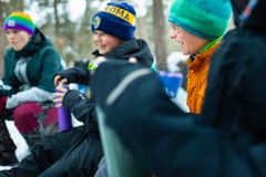 Barn som fikar i vinternatur.