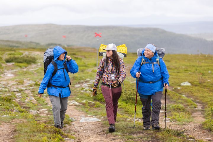 Tre kvinnor som fjällvandrar