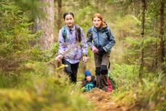 Två ungdomar som går på en skogsstig