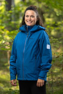 Porträtt på Emelie Thorngren, kädd i blå jacka.