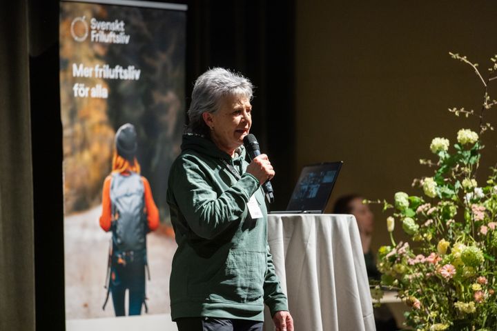 Svenskt Friluftslivs ordförande Cecilia Magnusson inleder Friluftsforum på scenen