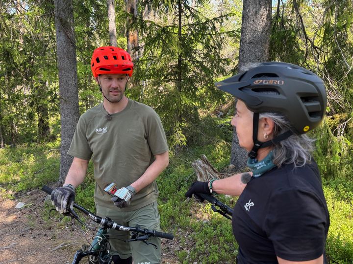 Cecila och Hugo testar på cyking