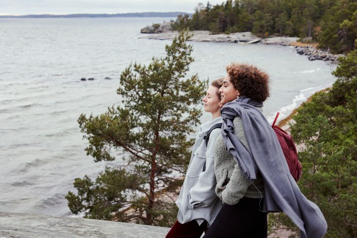 Kvinnor i naturen vid vatten