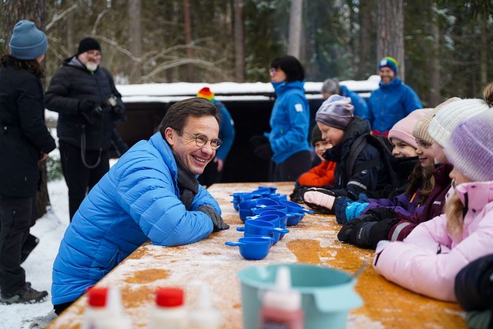 Statsminister Ulf Kristersson träffar en barngrupp ute i naturen