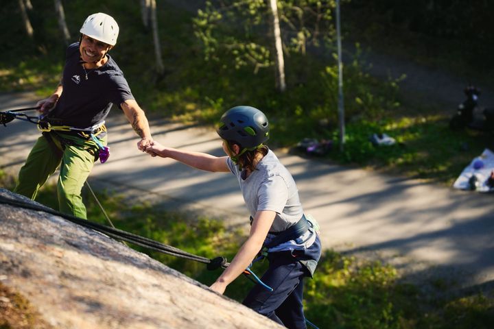 Personer som klättrar