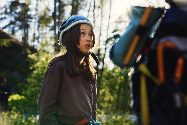 Flicka som ska klättra