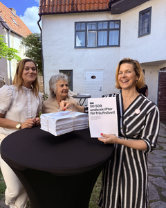 Nina Larsson, jämställdhetsminister Liberalerna tog emot Svenskt Friluftslivs Upprop för friluftslivet och de 50 509 underskrifterna under Almedalsveckan på Gotland.