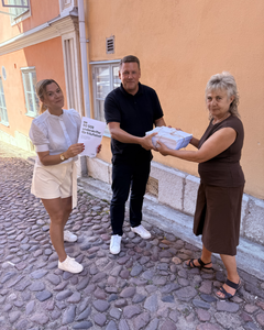 Tobias Baudin, partisekreterare Socialdemokraterna tog emot Svenskt Friluftslivs Upprop för friluftslivet och de 50 509 underskrifterna under Almedalsveckan på Gotland.