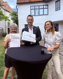 Hannes Hervieu, partisekreterare Centerpartiet tog emot Svenskt Friluftslivs Upprop för friluftslivet och de 50 509 underskrifterna under Almedalsveckan på Gotland.