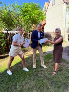 Alexander Christiansson, kulturpolitisk talesperson Sverigedemokraterna tog emot Svenskt Friluftslivs Upprop för friluftslivet och de 50 509 underskrifterna under Almedalsveckan på Gotland.