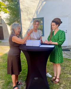 Amanda Lind, språkrör Miljöparetiet tog emot Svenskt Friluftslivs Upprop för friluftslivet och de 50 509 underskrifterna under Almedalsveckan på Gotland.