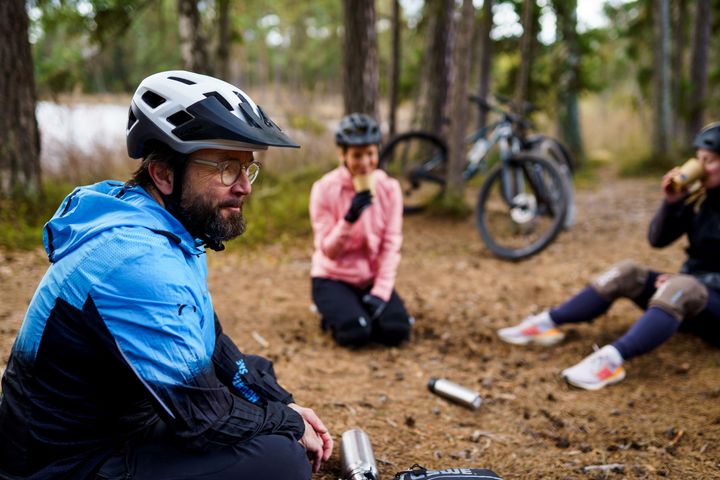 Människor som sitter i skogen