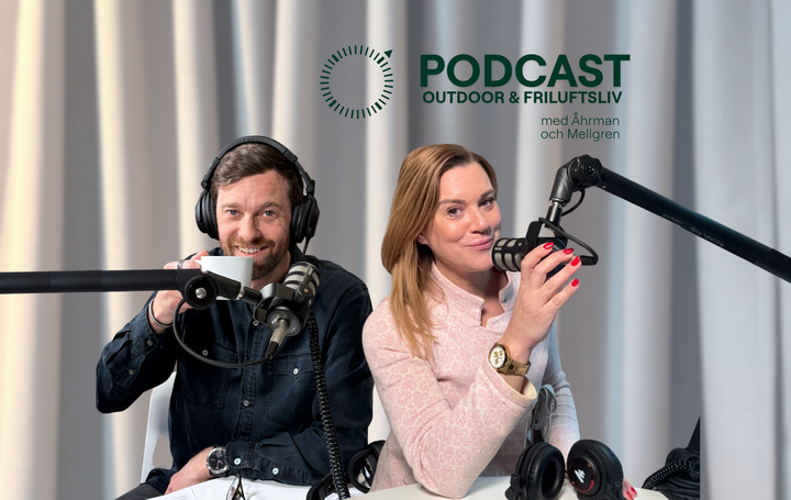 Programledarna Mathias Mellgren och Josefine Åhrman i poddstudion.