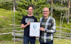 Anders Erlandsson (till höger), friluftsstrateg Sundsvalls kommun, med utmärkelsen för Sveriges friluftskommun 2026.