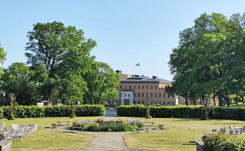 En byggnad omgiven av grönska och träd i Karlskoga.