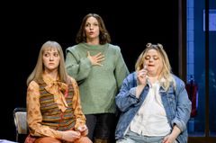 Tre personer på scen i en teaterföreställning.